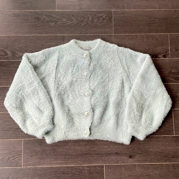 【Sold】Furry round neck cardigan with pearl button - Picture 2 of 4